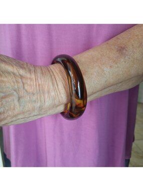 VINTAGE COGNAC AND HONEY AMBER SWIRLED LUCITE 70'S STYLE BANGLE BRACELET COSTUME